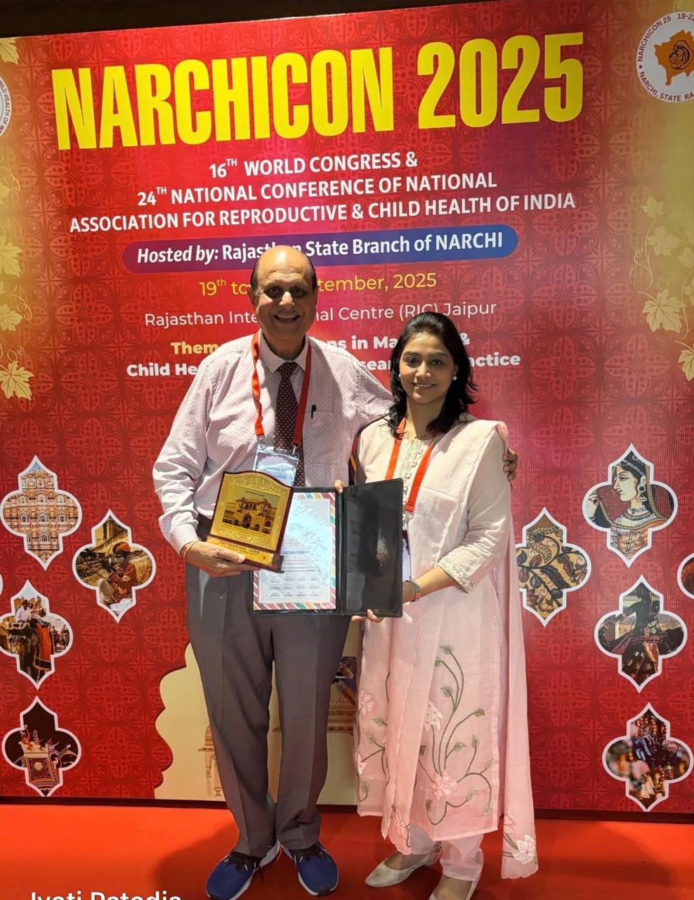 Dr. Jyoti Patodia receiving Rekha Udani Award